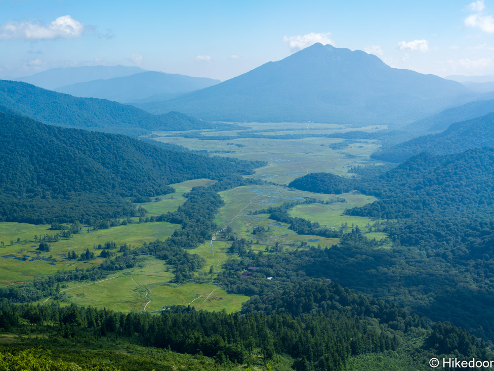 山道からみた尾瀬ヶ原と燧ケ岳