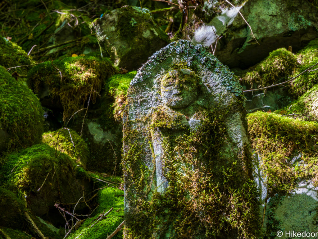 苔むした地蔵