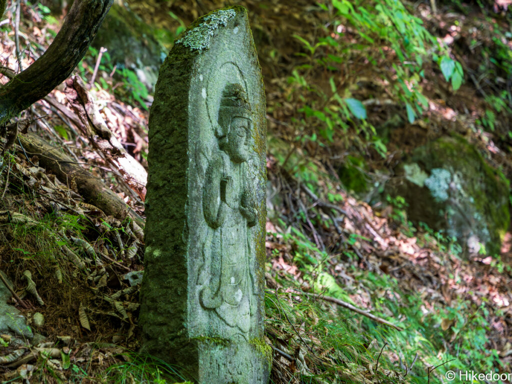 苔むした地蔵