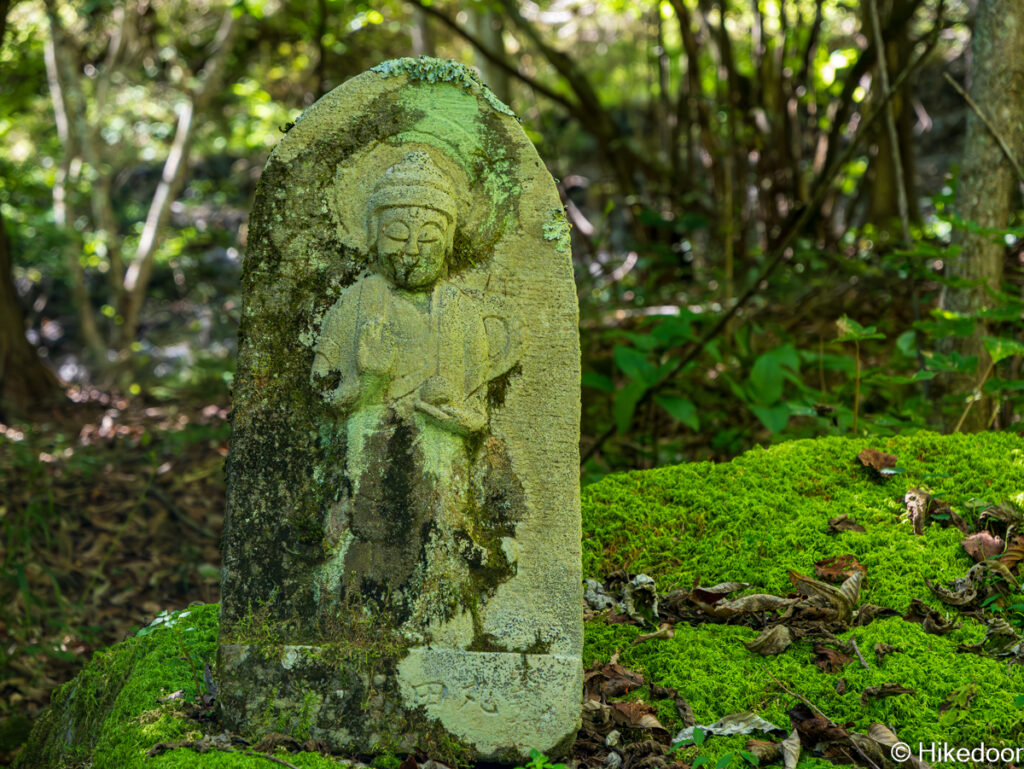 苔むした地蔵