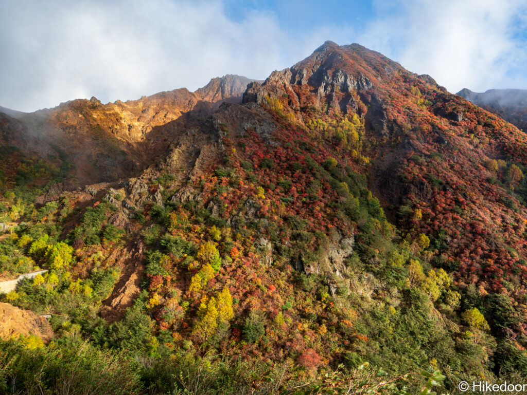 紅葉に染まる朝日岳