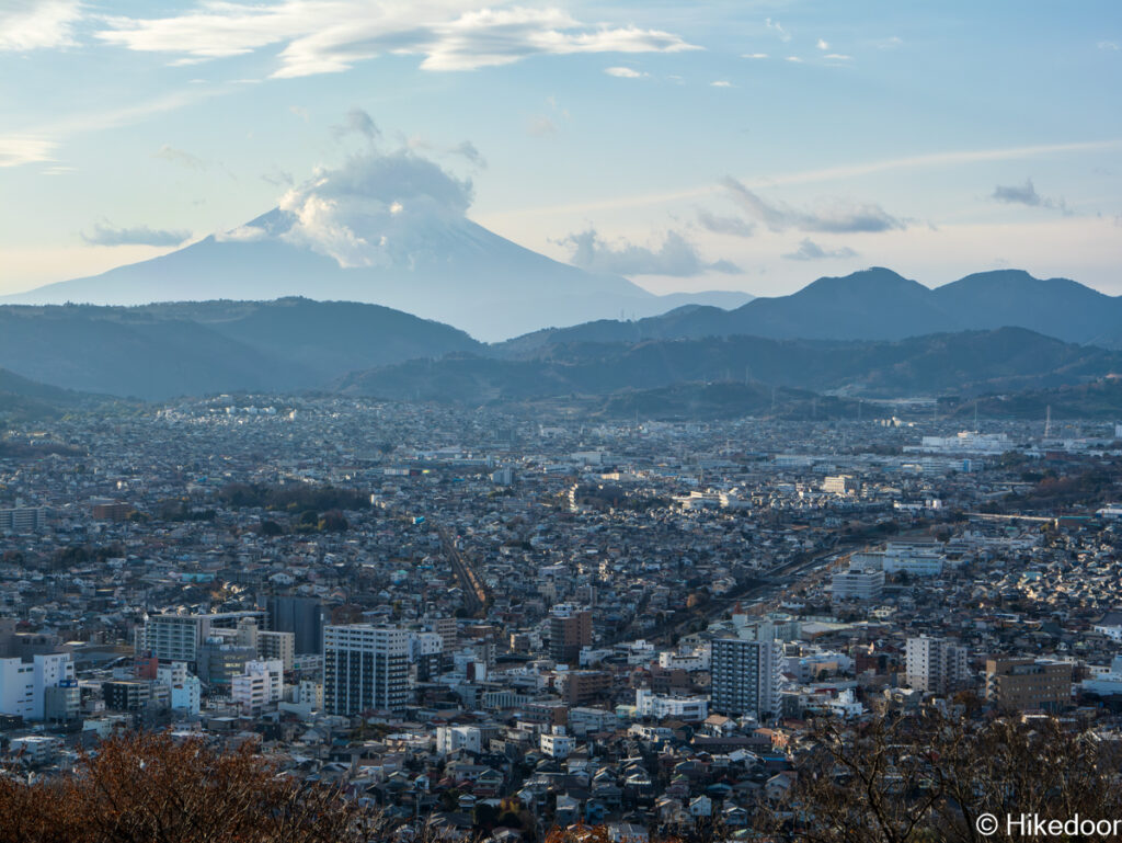 秦野市街と富士山